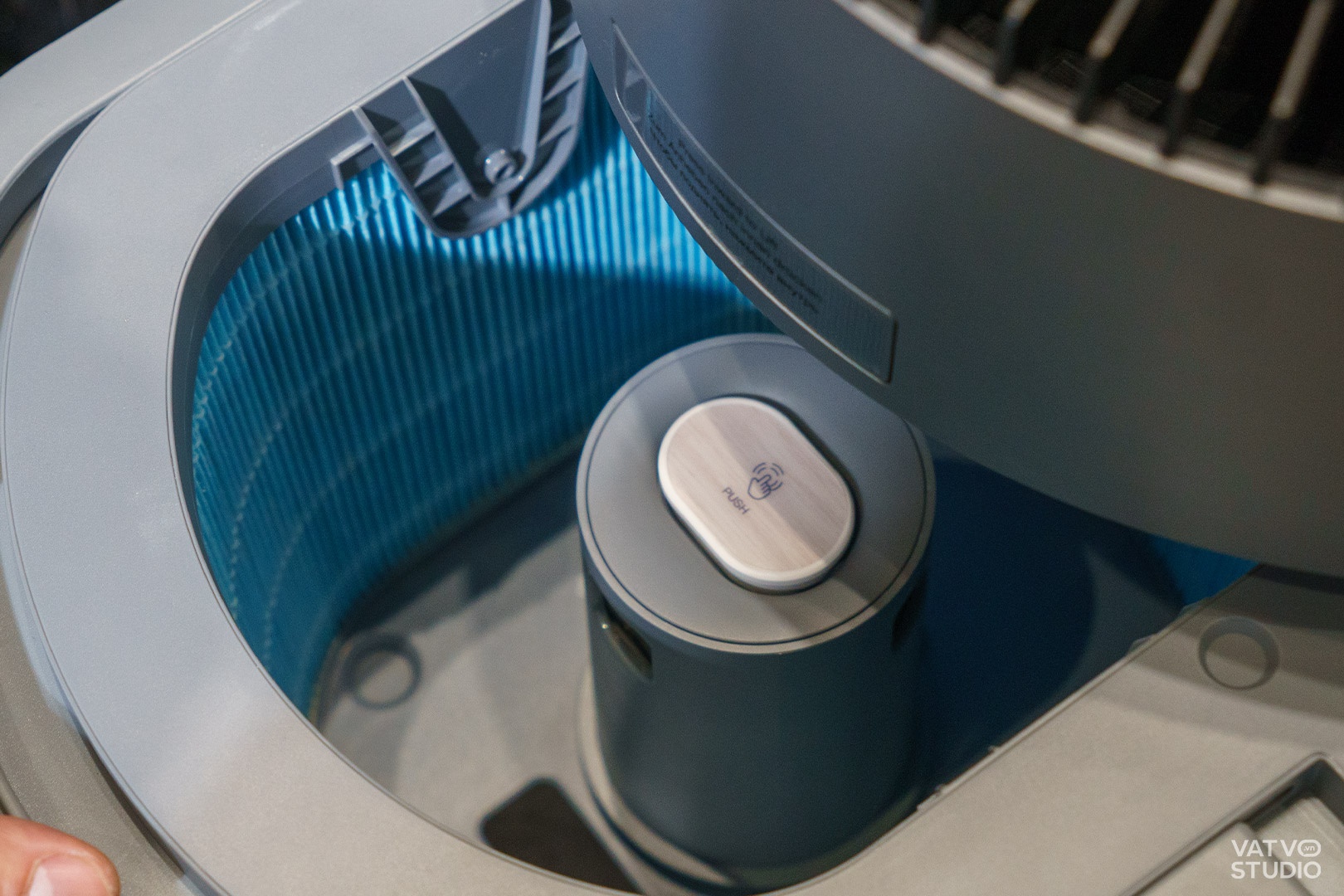 Robot lọc không khí của ECOVACS có thể di chuyển giữa các phòng, tích hợp loa để nghe nhạc