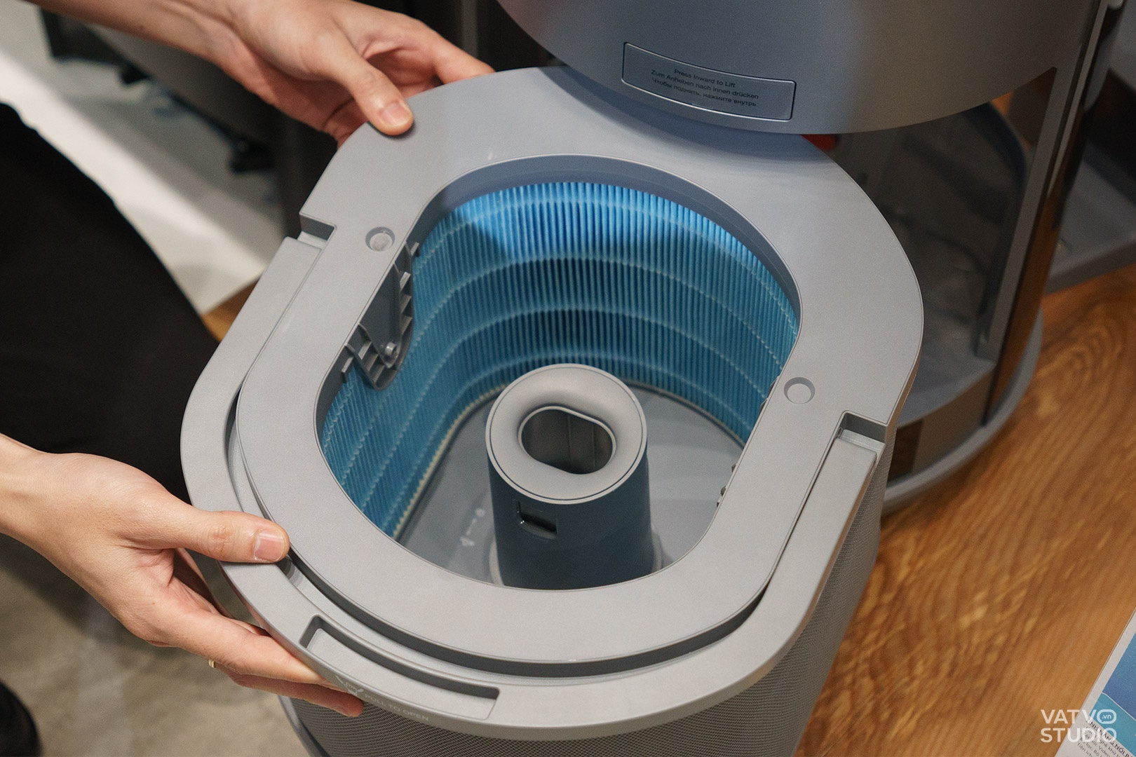 Robot lọc không khí của ECOVACS có thể di chuyển giữa các phòng, tích hợp loa để nghe nhạc