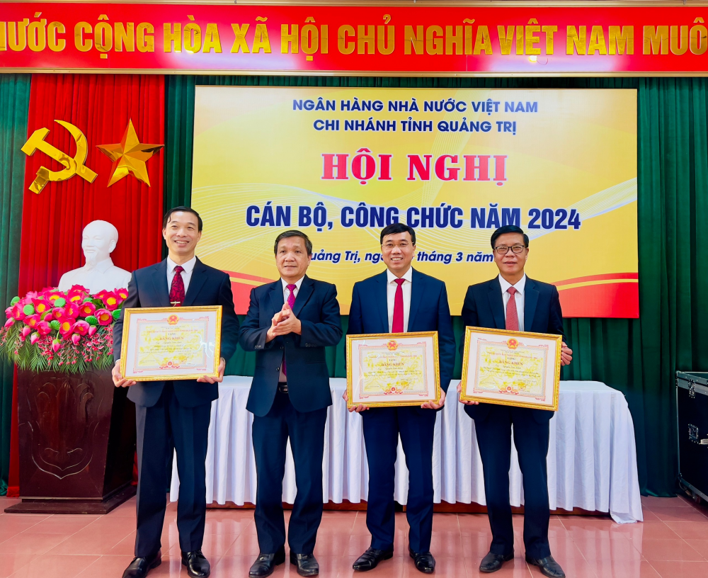 Trao thưởng Thi đua Trao thưởng Thi đua