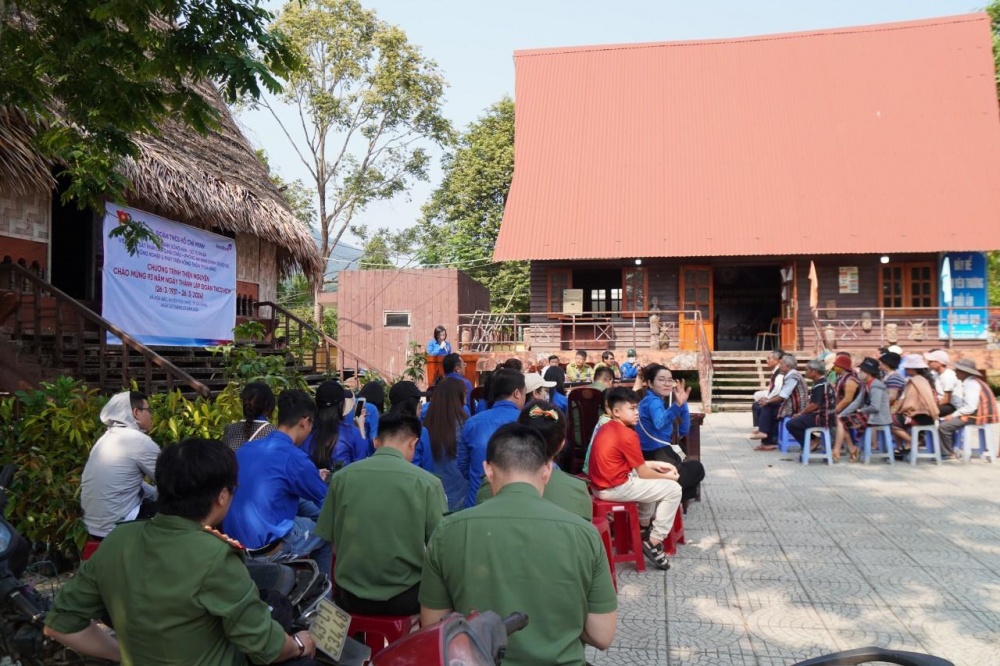 Đoàn viên thanh niên các đơn vị đã tổ chức giao lưu, sinh hoạt truyền thống với chủ đề “Tháng Thanh niên”, tìm hiểu về đời sống văn hóa đồng bào Cờ tu Đoàn viên thanh niên các đơn vị đã tổ chức giao lưu, sinh hoạt truyền thống với chủ đề “Tháng Thanh niên”, tìm hiểu về đời sống văn hóa đồng bào Cờ tu