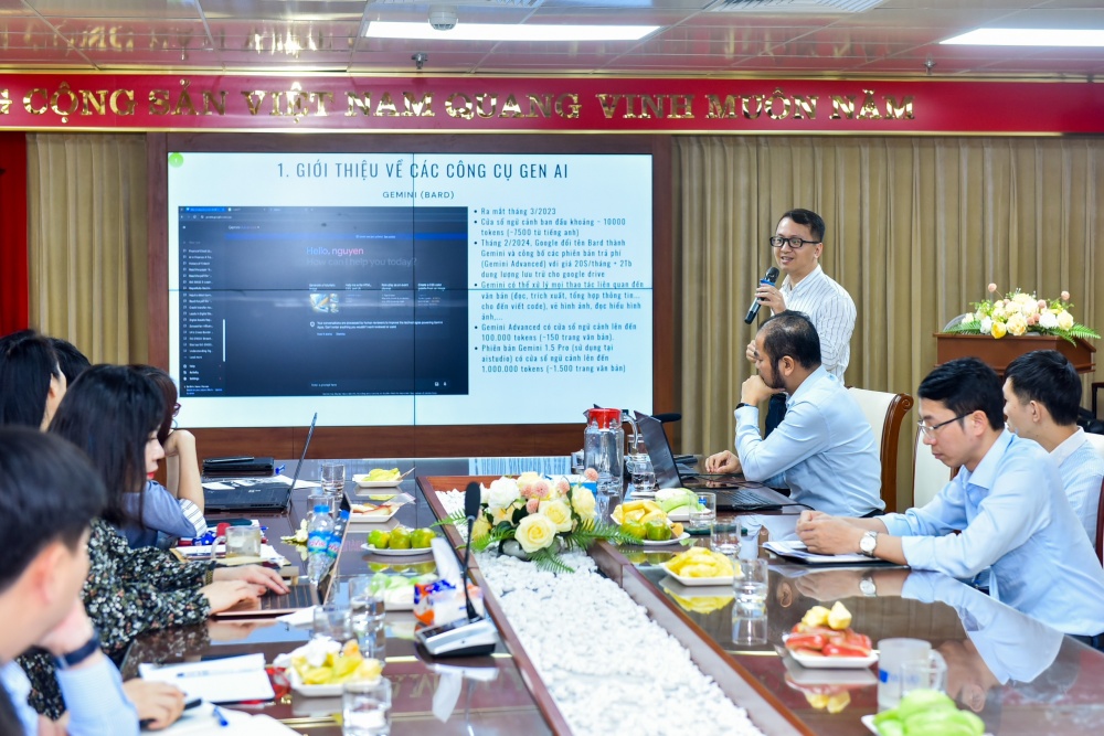 Bí thư Chi đoàn Vụ Thanh Toán Nguyễn Trung Anh trình bày về ứng dụng Gen AI tăng năng suất công việc