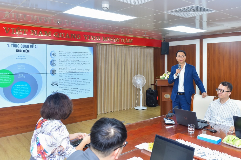 Phó Vụ trưởng Lê Anh Dũng đại diện cho Công đoàn cơ sở Vụ Thanh toán trình bày các nội dung về Gen AI
