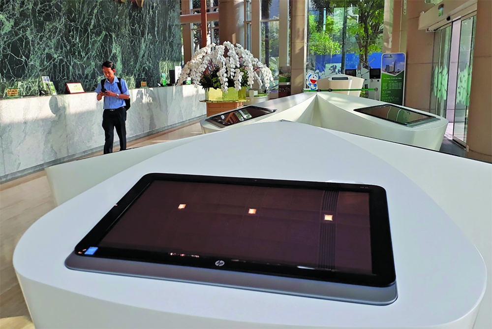 Vietcombank có thể xác thực khách hàng thông qua các máy tính bảng ở các quầy giao dịch tự động