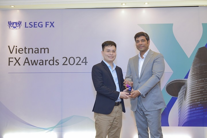 Đại diện BAOVIET Bank nhận giải thưởng “Best Newcomer”cho mảng thị trường ngoại hối năm 2023 do Sở Giao dịch chứng khoán London trao tặng