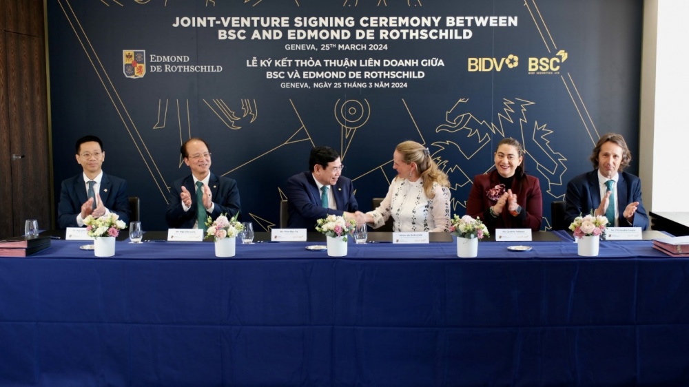 Ông Nguyễn Duy Viễn - Tổng Giám đốc BSC (ngồi ngoài tay trái); bà Cynthia Tobiano - Phó Tổng Giám đốc Tập đoàn Edmond de Rothschild và ông Christophe Caspar - Giám đốc Điều hành toàn cầu mảng quản lý tài sản Edmond de Rothschild (ngồi ngoài tay phải) đại diện hai đơn vị ký kết thỏa thuận liên doanh dưới sự chứng kiến của Lãnh đạo BIDV, BSC và Edmond de Rothschild Ông Nguyễn Duy Viễn - Tổng Giám đốc BSC (ngồi ngoài tay trái); bà Cynthia Tobiano - Phó Tổng Giám đốc Tập đoàn Edmond de Rothschild và ông Christophe Caspar - Giám đốc Điều hành toàn cầu mảng quản lý tài sản Edmond de Rothschild (ngồi ngoài tay phải) đại diện hai đơn vị ký kết thỏa thuận liên doanh dưới sự chứng kiến của Lãnh đạo BIDV, BSC và Edmond de Rothschild