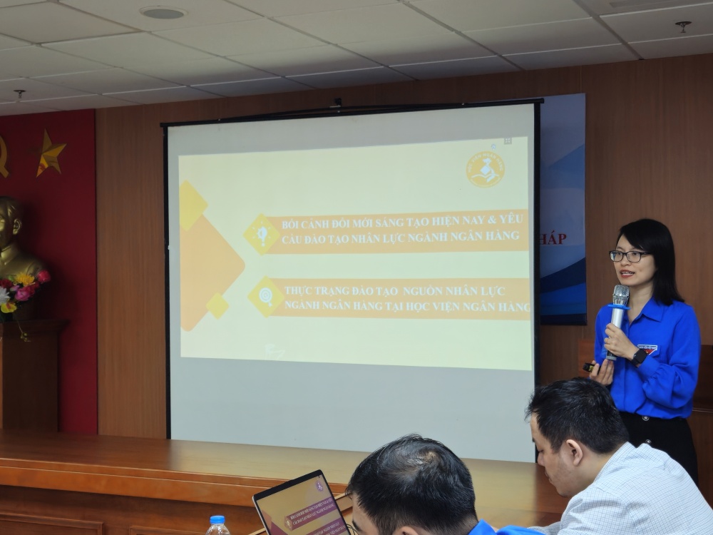 Phó Bí thư Đoàn thanh niên Học viện Ngân hàng tại buổi sinh hoạt