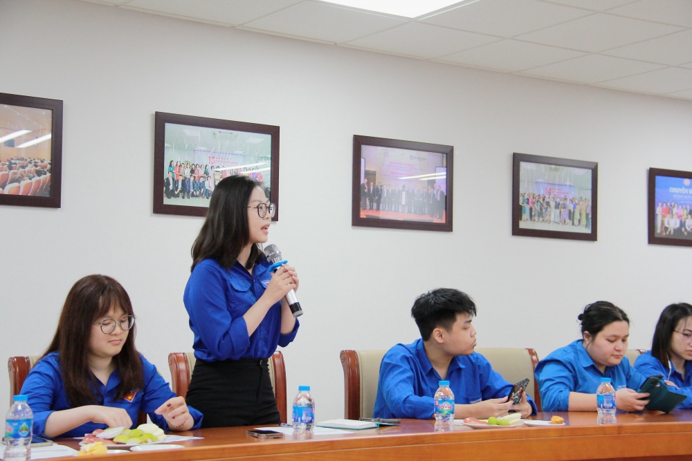 Các đoàn viên tham tích cực phần trò chơi về các kiến thức liên quan trong buổi sinh hoạt