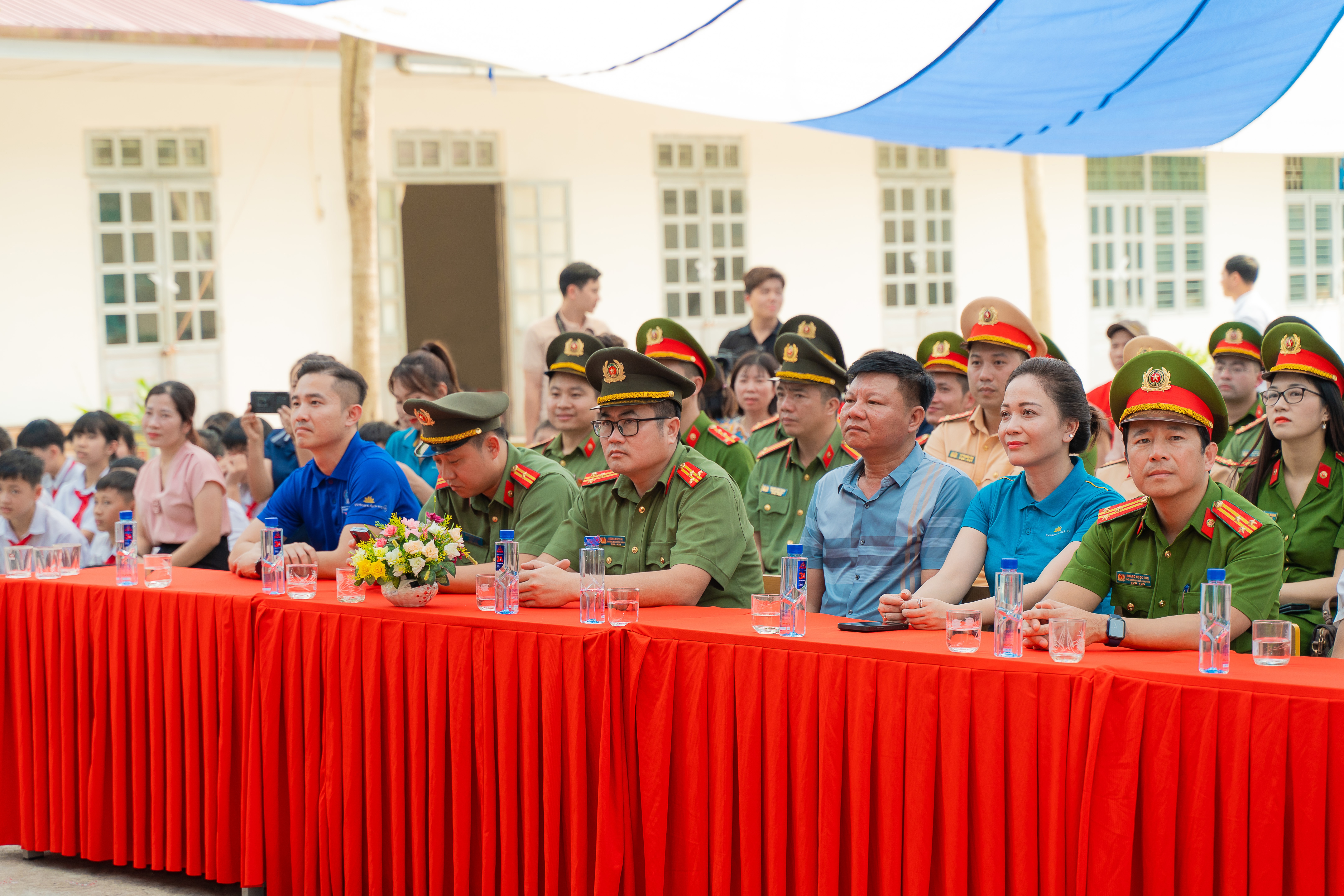 Đại diện Vietnam Airlines đã đồng hành cùng Công an Thành phố Hà Nội xây dựng và trao tặng Thư viện xanh 