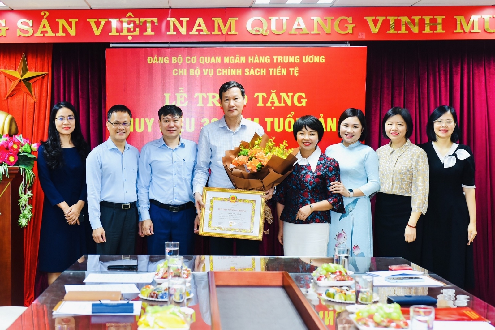 Trao tặng Huy hiệu 30 năm tuổi Đảng cho đảng viên Vụ Chính sách tiền tệ