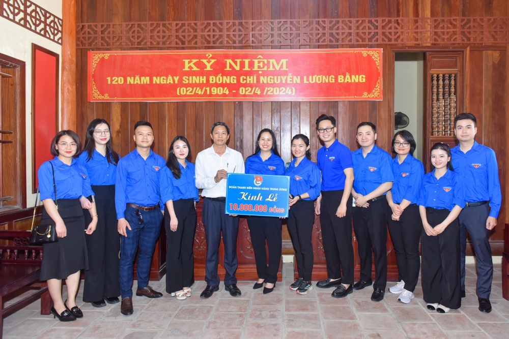 Bí thư Đoàn Thanh niên NHTW Đậu Thị Mai Hương trao quà an sinh xã hội cho đại diện chính quyền xã Thanh Tùng, tỉnh Hải Dương