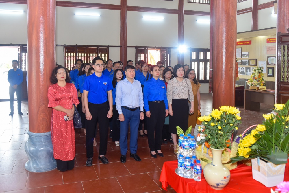 Đoàn Thanh niên NHTW tại khu vực bên trong Nhà tưởng niệm đồng chí Nguyễn Lương Bằng