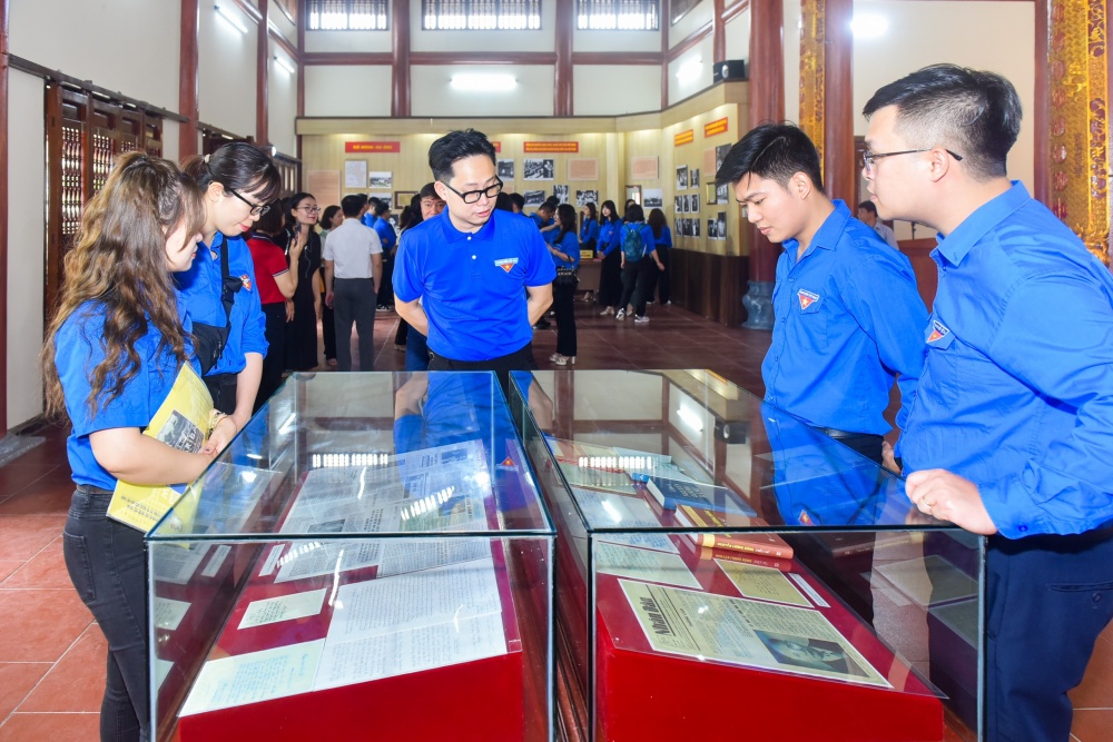 Phó Bí thư Thường trực Đoàn Thanh niên NHTW cùng các đoàn viên học tập, tham quan các kỷ vật lịch tại Nhà tưởng niệm 