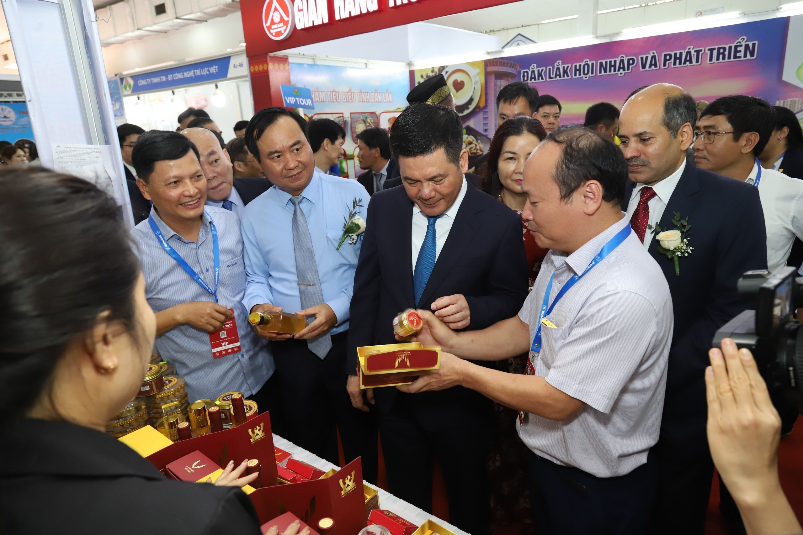 Các đại biểu đi tham gian hàng tại Vietnam Expo 2024.