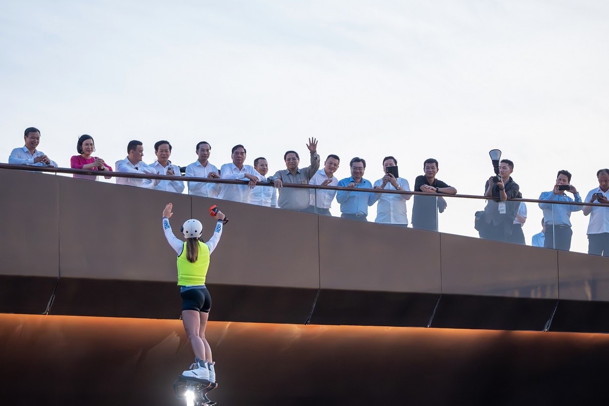 Thủ tướng khảo sát show biểu diễn nghệ thuật thể thao mạo hiểm “Vòng xoáy tình yêu” tại Thị trấn Hoàng Hôn, Phú Quốc. Ảnh: Anh Tuấn Thủ tướng khảo sát show biểu diễn nghệ thuật thể thao mạo hiểm “Vòng xoáy tình yêu” tại Thị trấn Hoàng Hôn, Phú Quốc. Ảnh: Anh Tuấn