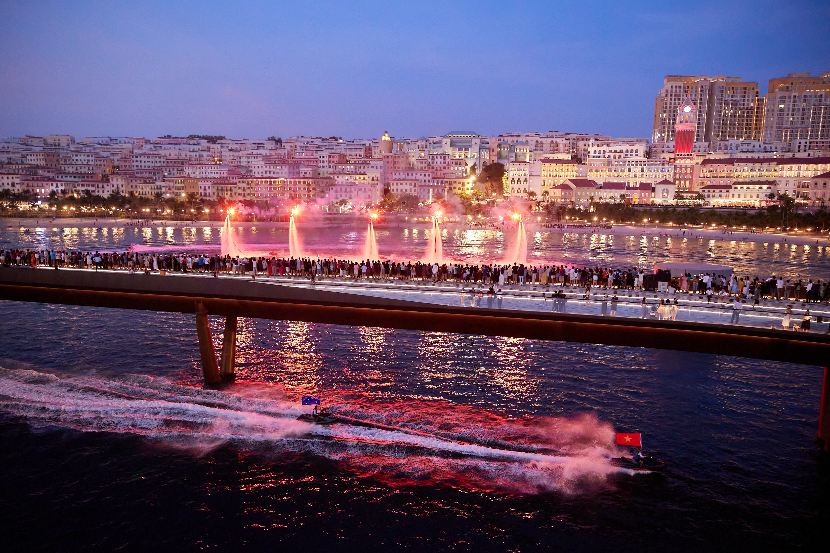 Các show nghệ thuật ở Thị trấn Hoàng Hôn như “Vòng xoáy Tình yêu” hay “Nụ hôn của biển cả” và màn trình diễn pháo hoa nghệ thuật hàng đêm đang là minh chứng việc các doanh nghiệp, địa phương đầu tư cho công nghiệp văn hóa để phát triển du lịch bền vững theo định hướng của Chính Phủ. Ảnh: Minh Khánh Các show nghệ thuật ở Thị trấn Hoàng Hôn như “Vòng xoáy Tình yêu” hay “Nụ hôn của biển cả” và màn trình diễn pháo hoa nghệ thuật hàng đêm đang là minh chứng việc các doanh nghiệp, địa phương đầu tư cho công nghiệp văn hóa để phát triển du lịch bền vững theo định hướng của Chính Phủ. Ảnh: Minh Khánh