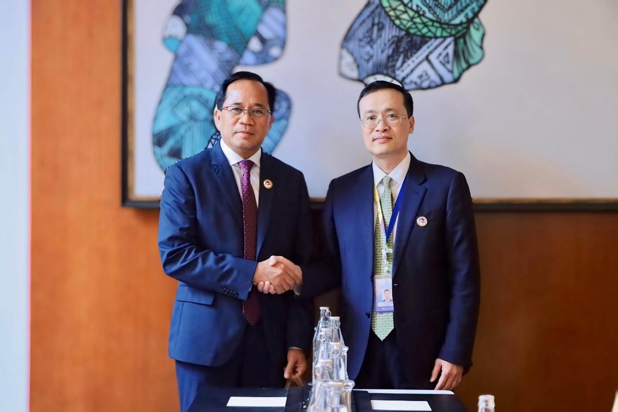 Thống đốc Ngân hàng CHDCND Lào Bounleua Sinxayvoravong và Phó Thống đốc NHNN Phạm Quang Dũng chụp ảnh lưu niệm Thống đốc Ngân hàng CHDCND Lào Bounleua Sinxayvoravong và Phó Thống đốc NHNN Phạm Quang Dũng chụp ảnh lưu niệm