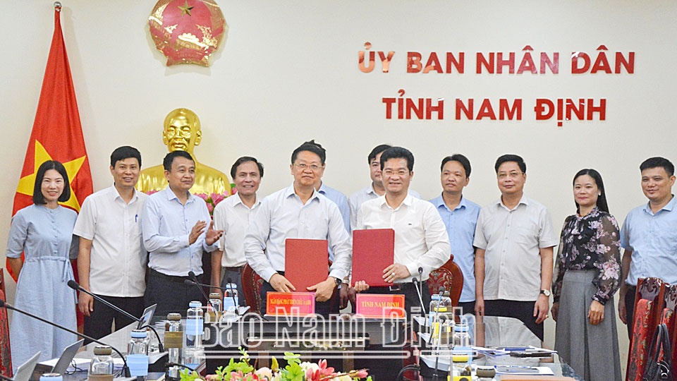 Lãnh đạo UBND tỉnh và Đoàn công tác của ADB ký kết bản ghi nhớ các nội dung liên quan đến Dự án