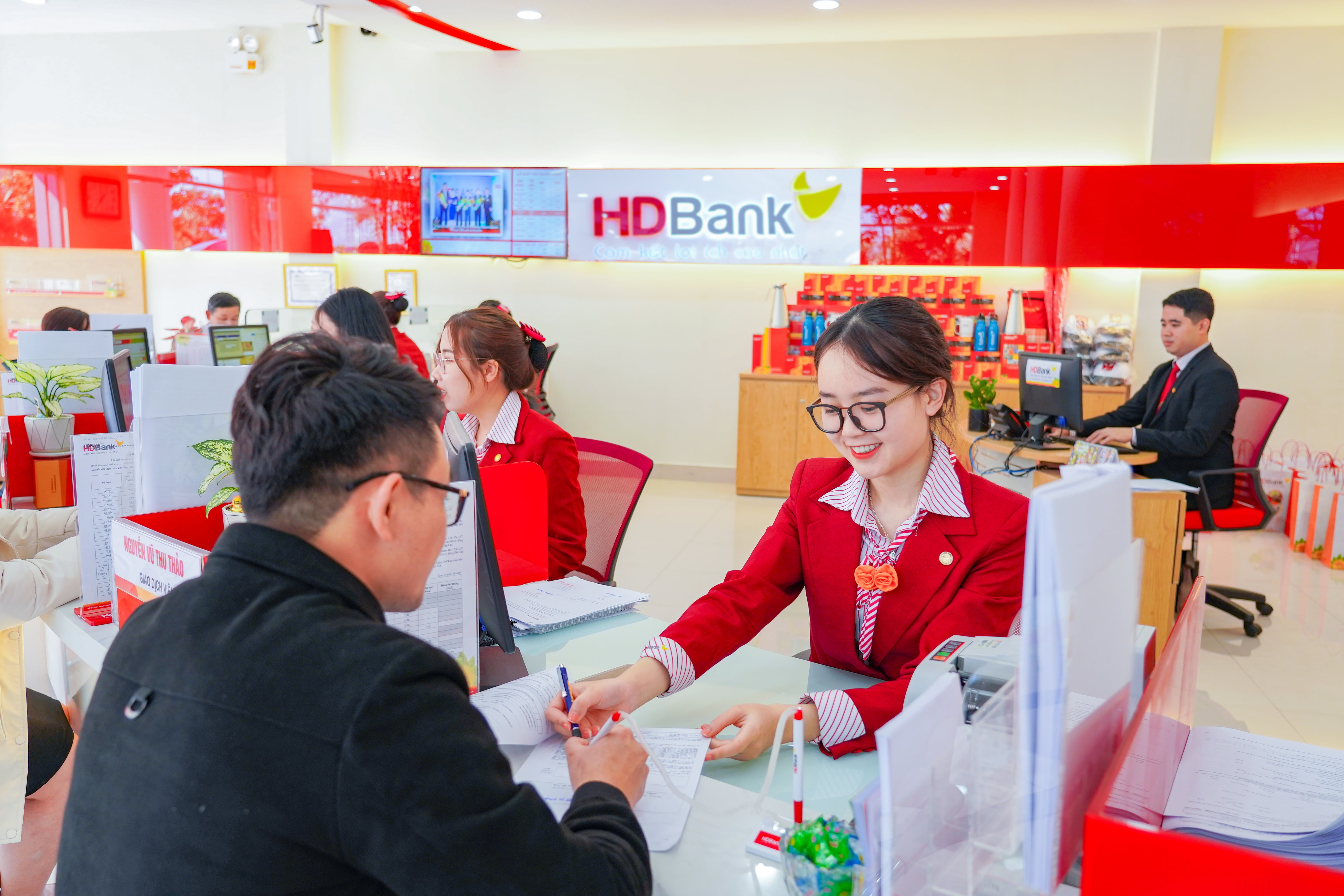 HDBank luôn cung cấp danh mục sản phẩm- dịch vụ phù hợp theo từng giai đoạn phát triển