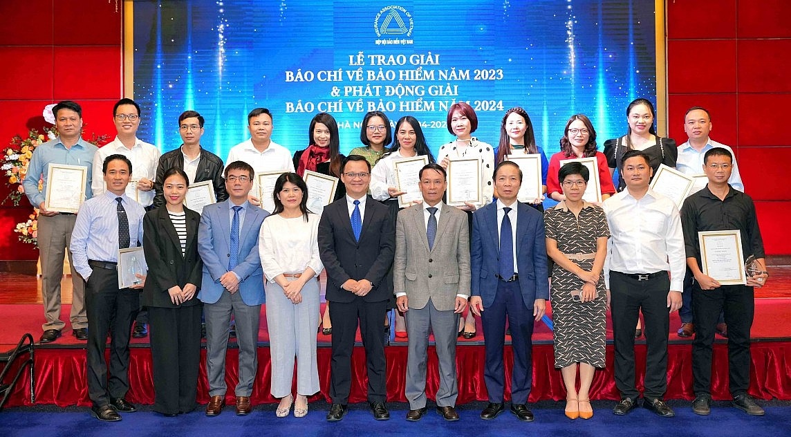 Các tác giả và đại diện Ban tổ chức Giải Báo chí về Bảo hiểm 2023