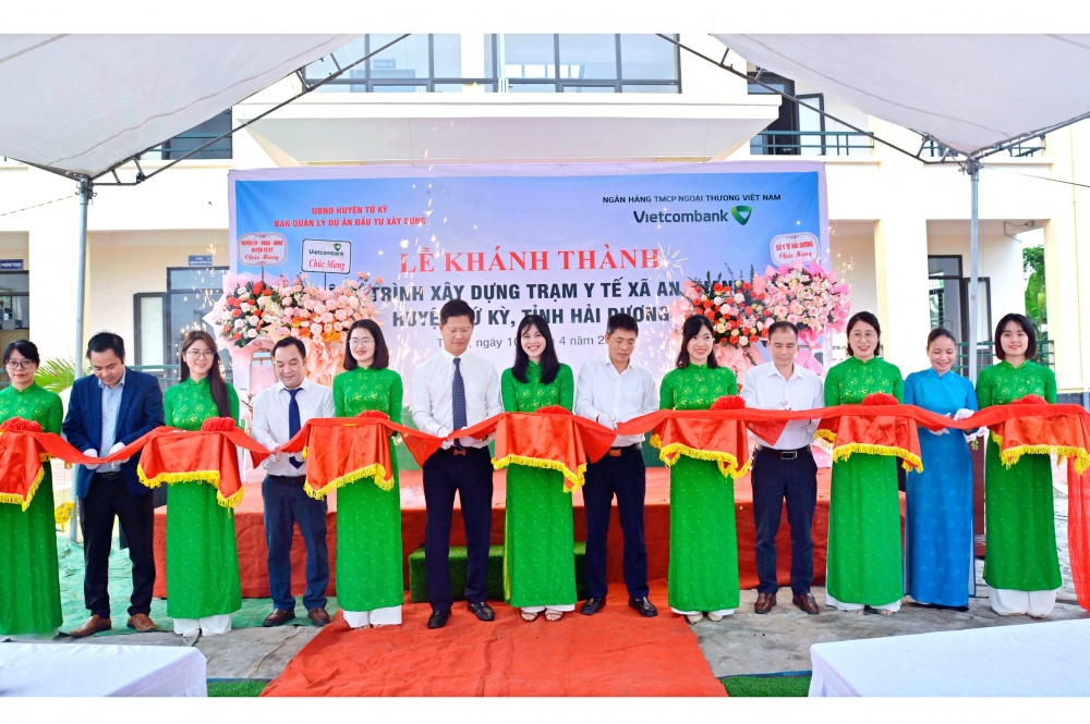 Các đại biểu cắt băng khánh thành Trạm y tế xã An Thanh