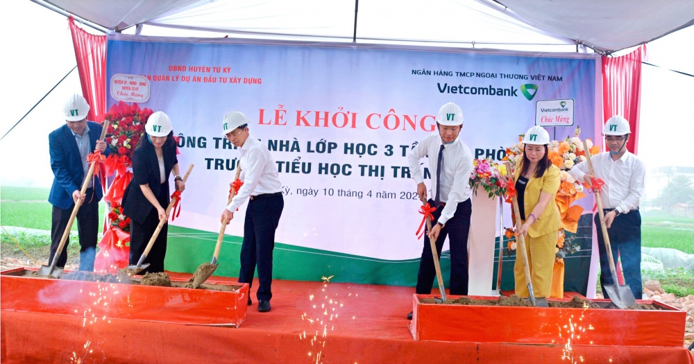 Các đại biểu thực hiện nghi thức khởi công xây dựng công trình Trường tiểu học thị trấn Tứ Kỳ