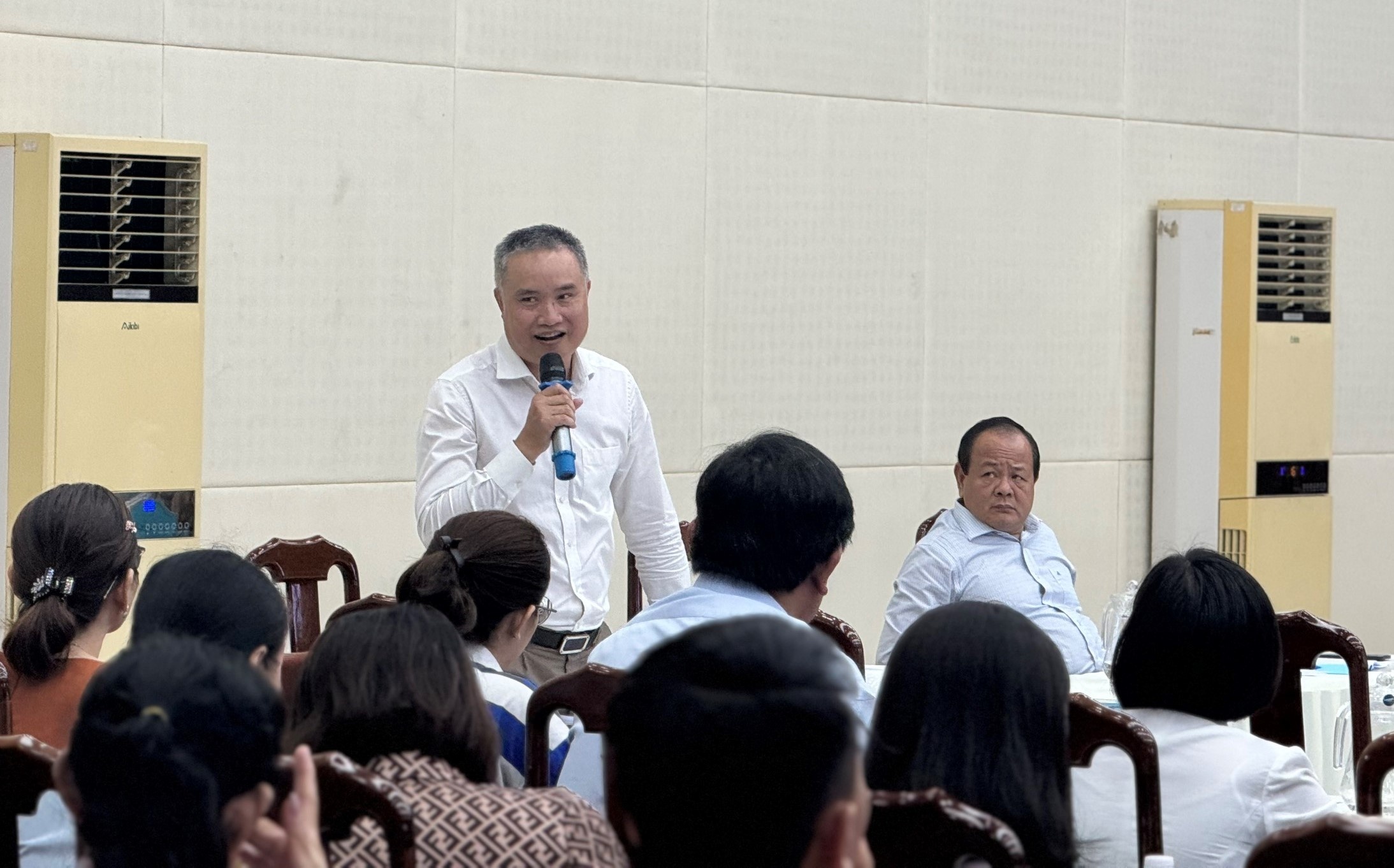 Ông Nguyễn Đức Lệnh, phó giám đốc NHNN chi nhánh TP. Hồ Chí Minh trả lời các ý kiến của doanh nghiệp tại Hội nghị Đối thoại và Lễ ký kết hỗ trợ vốn vay giữa ngân hàng và các doanh nghiệp tại quận 12 (TP. Hồ Chí Minh) - Ảnh: Anh Tú