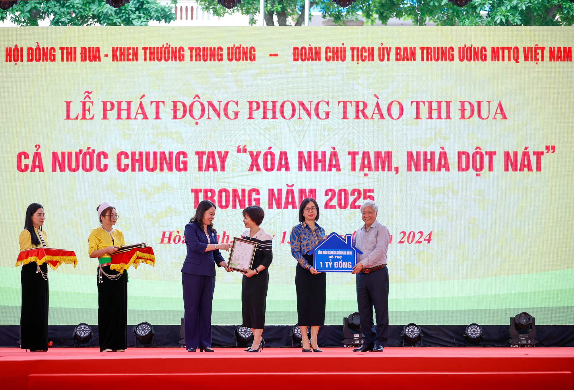 Thủ tướng Phạm Minh Chính: 'Ai có gì góp nấy' để xóa nhà tạm, nhà dột nát cho người nghèo- Ảnh 4. Thủ tướng Phạm Minh Chính: 'Ai có gì góp nấy' để xóa nhà tạm, nhà dột nát cho người nghèo- Ảnh 4.