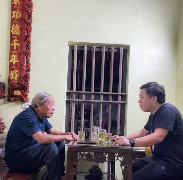 Tác giả (trái) cùng một người bác lớn tuổi trong làng đang chia sẻ những câu chuyện về “làng” xưa kia