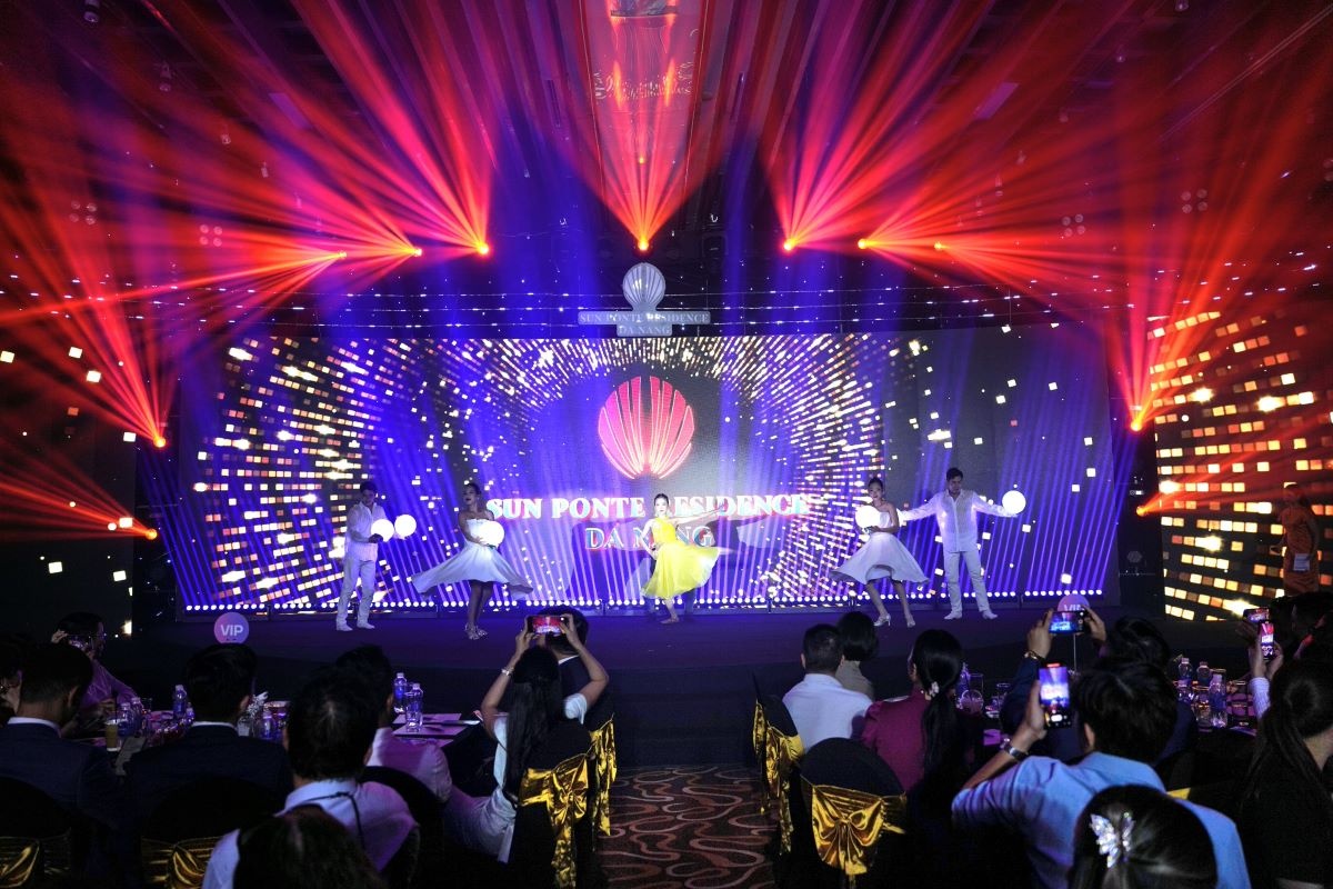 Đông đảo khách hàng tham gia sự kiện “Ciao Ponte: Cầu trên không - Sông ánh sáng”. Đông đảo khách hàng tham gia sự kiện “Ciao Ponte: Cầu trên không - Sông ánh sáng”.