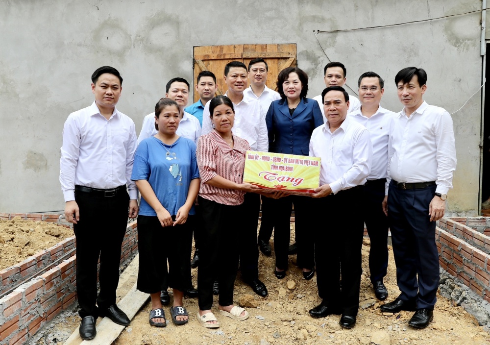 Agribank cùng ngành Ngân hàng tích cực hưởng ứng “xóa nhà tạm, nhà dột nát”