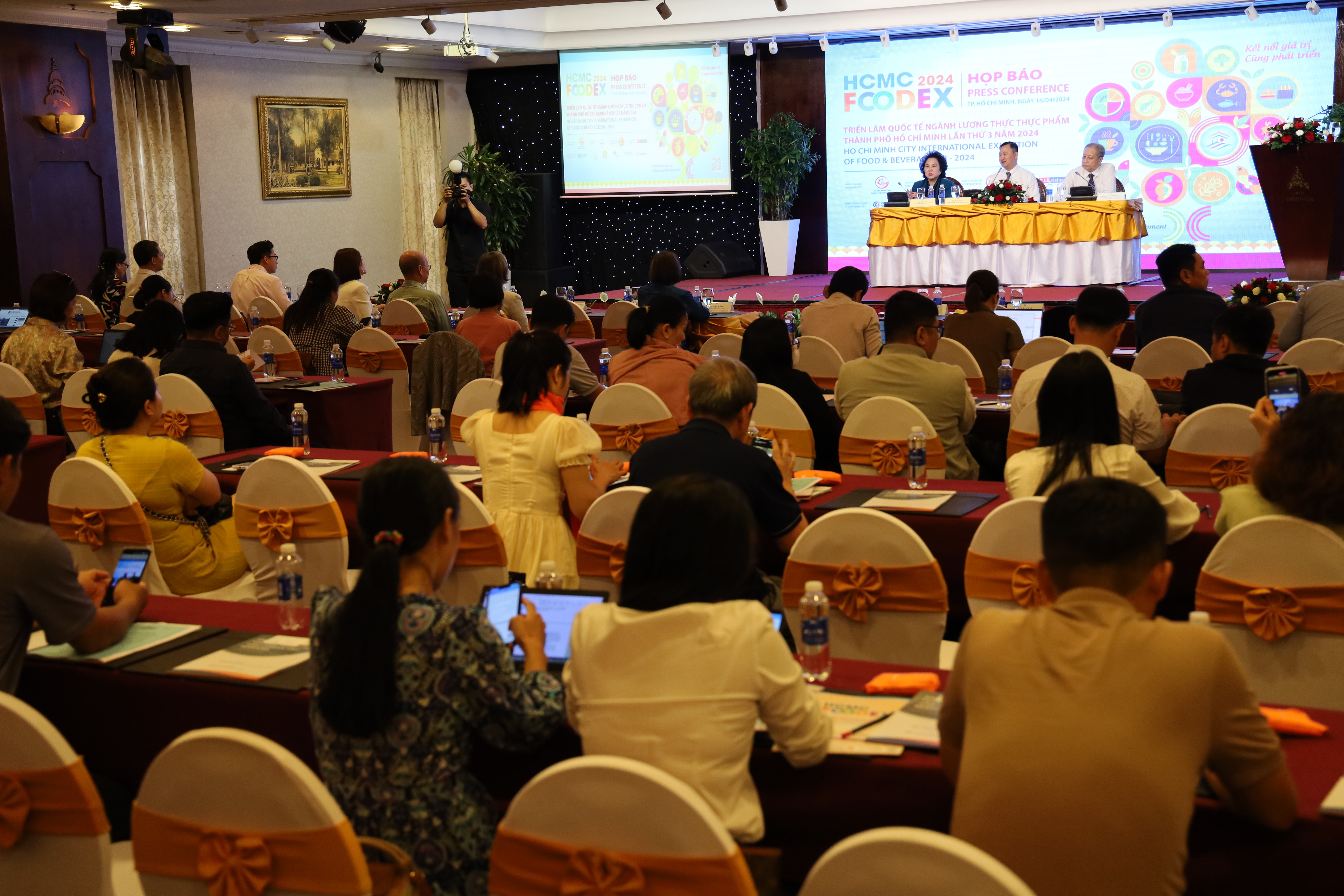 thu hút sự tham gia của gần 400 doanh nghiệp thu hút sự tham gia của gần 400 doanh nghiệp