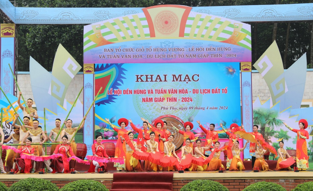 Một tiết mục biểu diễn nghệ thuật tại chương trình khai mạc Lễ hội Đền Hùng và Tuần Văn hóa - Du lịch Đất Tổ năm Giáp Thìn 2024 Một tiết mục biểu diễn nghệ thuật tại chương trình khai mạc Lễ hội Đền Hùng và Tuần Văn hóa - Du lịch Đất Tổ năm Giáp Thìn 2024