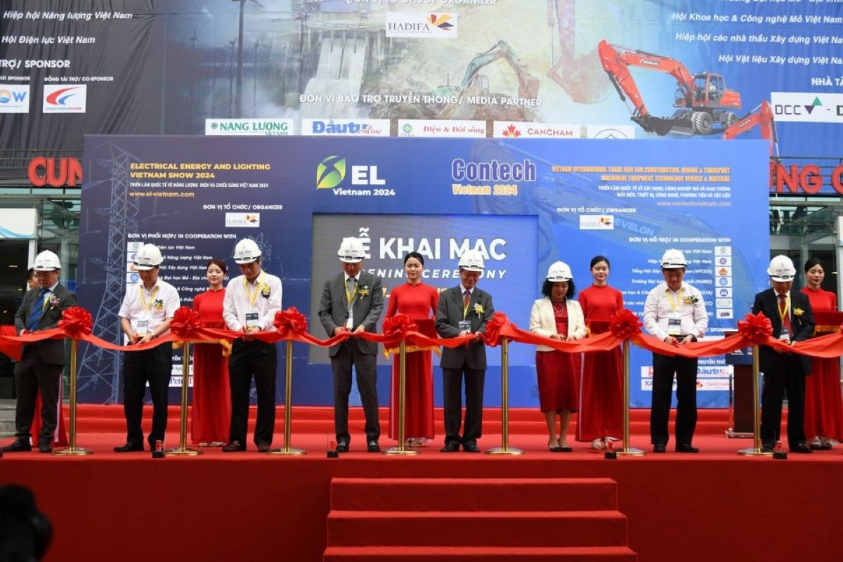 Các đại biểu cắt băng khai mạc triển lãm.