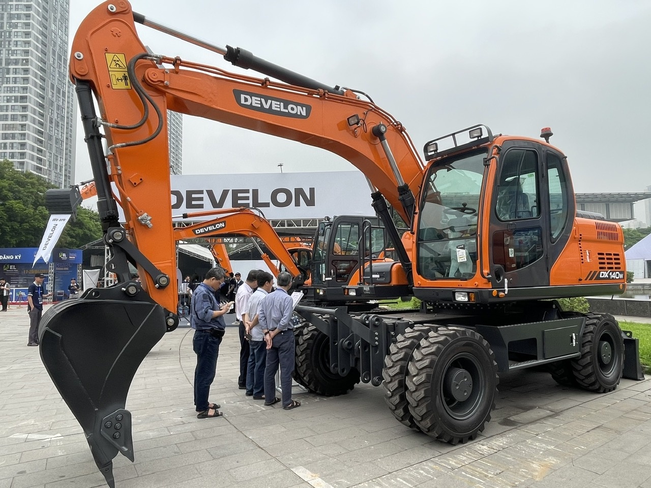  Đông đảo du khách đến thăm quan triển lãm.