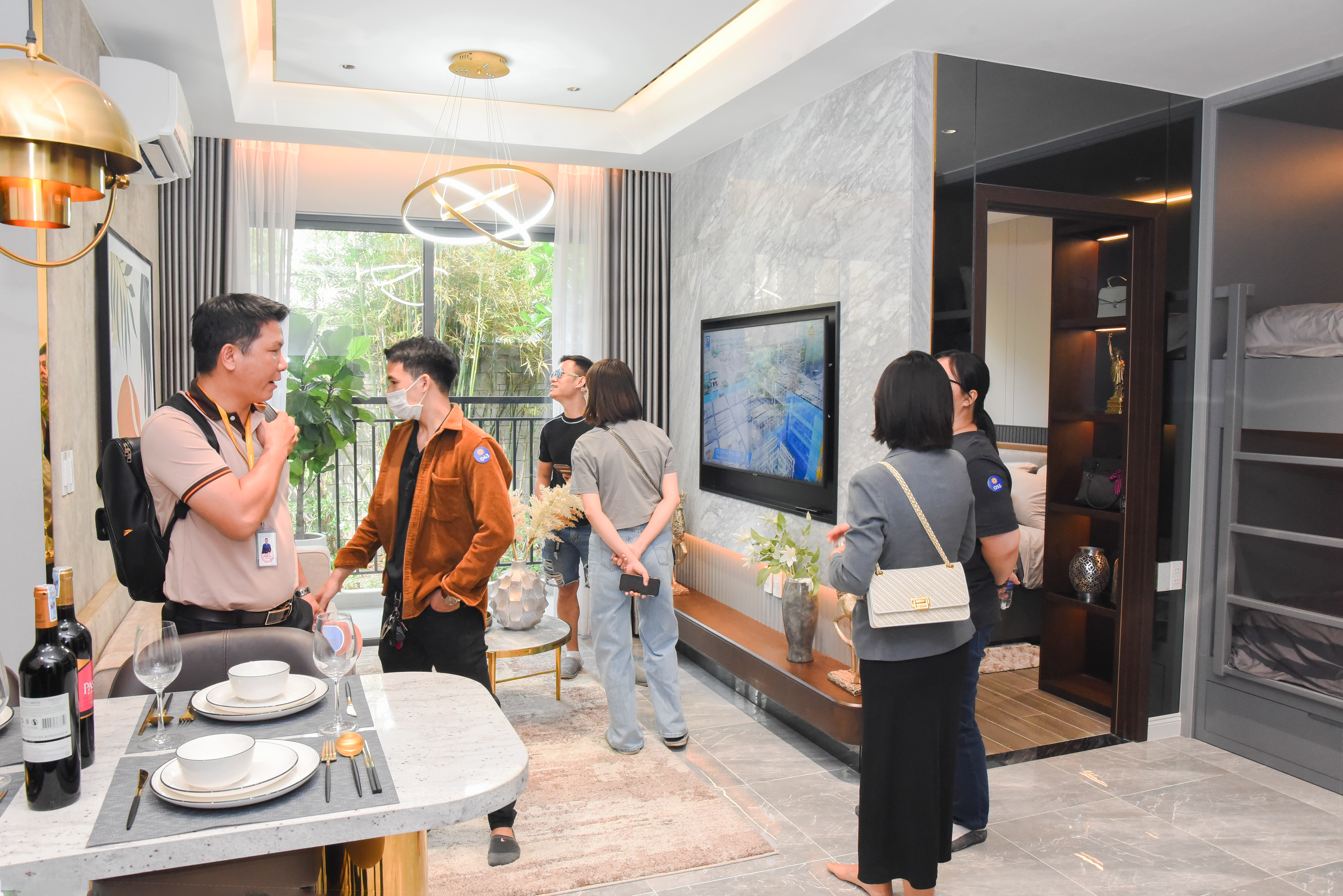 Khu căn hộ Phú Đông SkyOne ở Dĩ An, Bình Dương chỉ có giá từ 1.4-1.8 tỷ/căn, đơn giá trung bình chỉ 31.5 triệu/m2. Xét về đơn giá và tổng giá đều thấp hơn mặt bằng chung đang chào bán tại TP. Dĩ An từ 20-30%, thấp hơn 60% so với TP. Thủ Đức. Khu căn hộ Phú Đông SkyOne ở Dĩ An, Bình Dương chỉ có giá từ 1.4-1.8 tỷ/căn, đơn giá trung bình chỉ 31.5 triệu/m2. Xét về đơn giá và tổng giá đều thấp hơn mặt bằng chung đang chào bán tại TP. Dĩ An từ 20-30%, thấp hơn 60% so với TP. Thủ Đức.