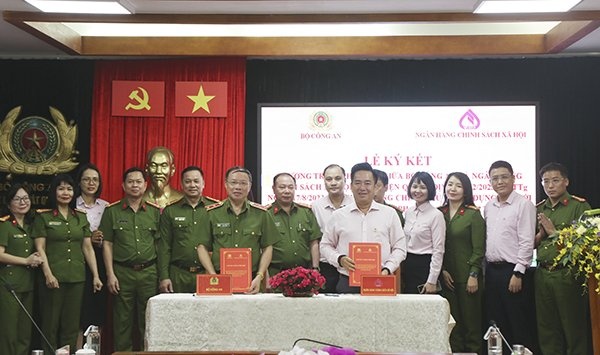 Đại diện Bộ Công an và NHCSXH ký kết chương trình hợp tác