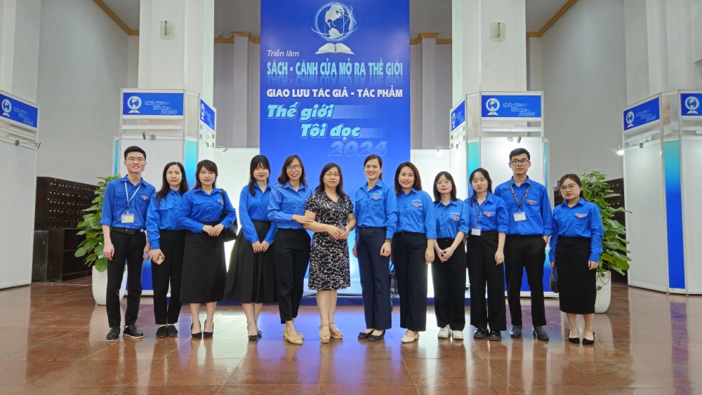 Các chi đoàn thanh niên NHTW bên trong Thư viện Quốc gia Việt Nam