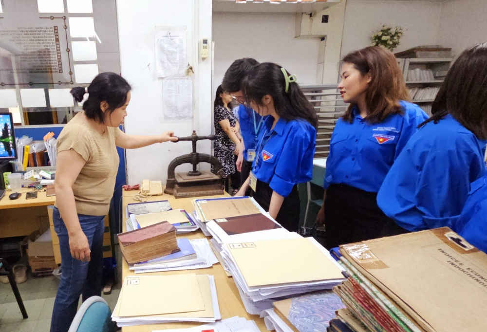 Máy ép sách tại khu vực Bảo quản, phục chế tài liệu đã có từ thời Pháp thuộc