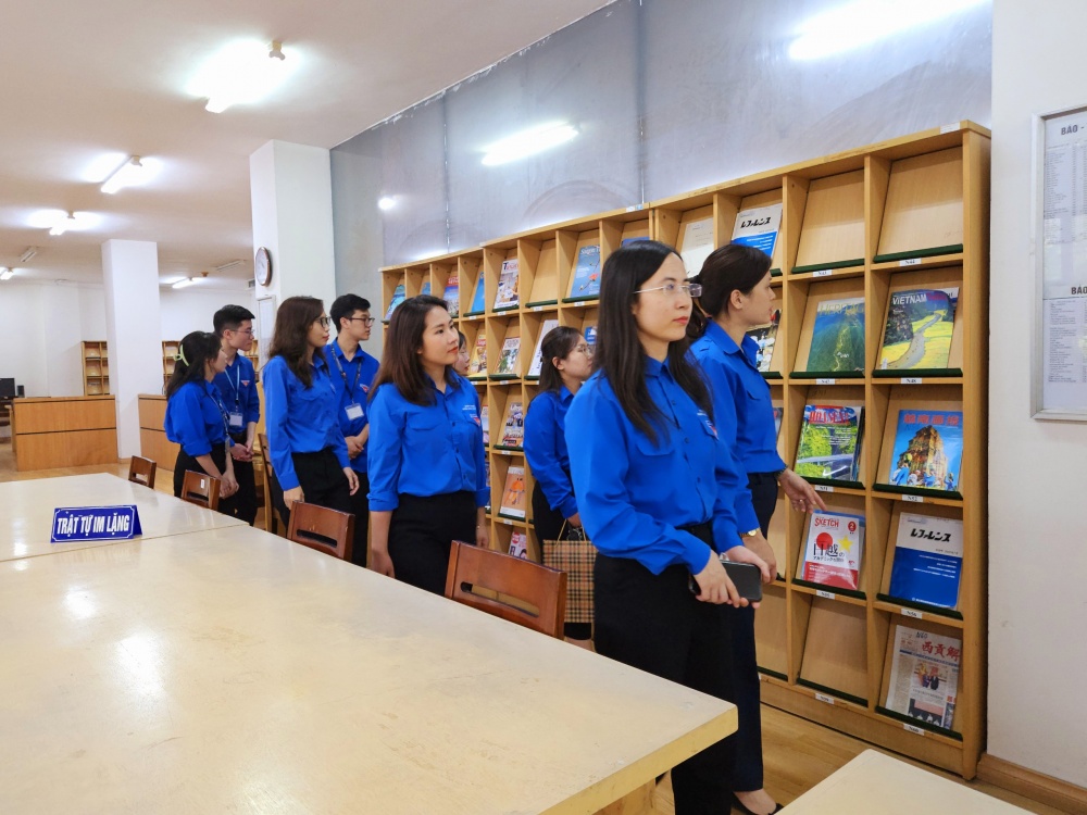 Các đoàn viên tham quan phòng đọc Khoa học xã hội & nhân văn