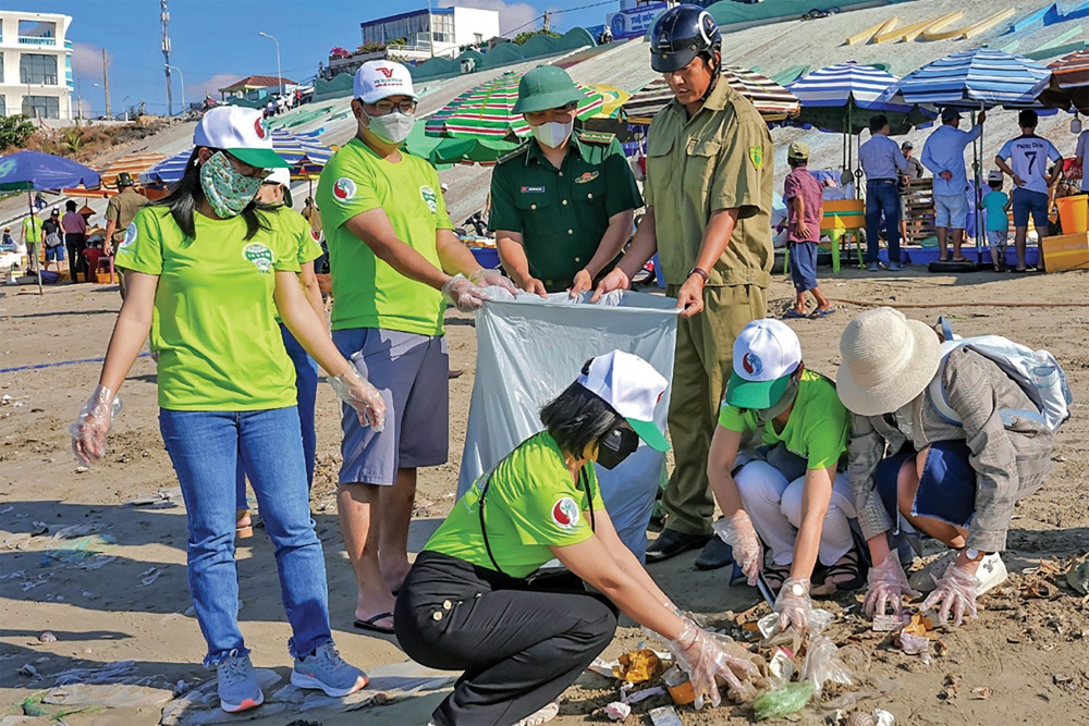 Khách du lịch tham gia nhặt rác tại bãi biển Phan Thiết Khách du lịch tham gia nhặt rác tại bãi biển Phan Thiết