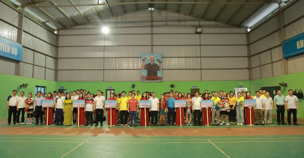 Trao cờ lưu niệm cho các đoàn VĐV Trao cờ lưu niệm cho các đoàn VĐV