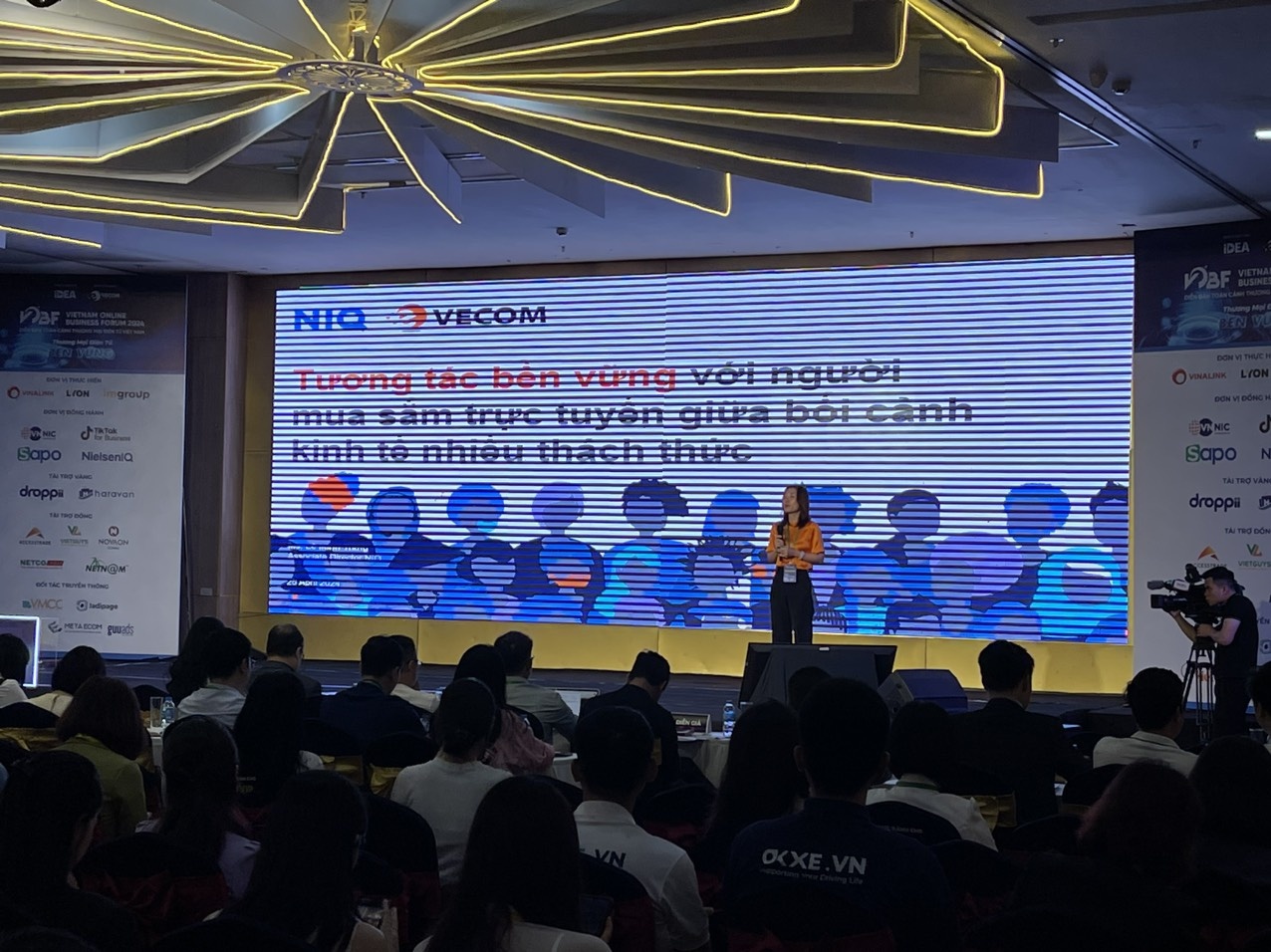 Tuy tăng trưởng nhanh nhưng thương mại điện tử của Việt Nam vẫn còn tồn tại những hạn chế. Tuy tăng trưởng nhanh nhưng thương mại điện tử của Việt Nam vẫn còn tồn tại những hạn chế.