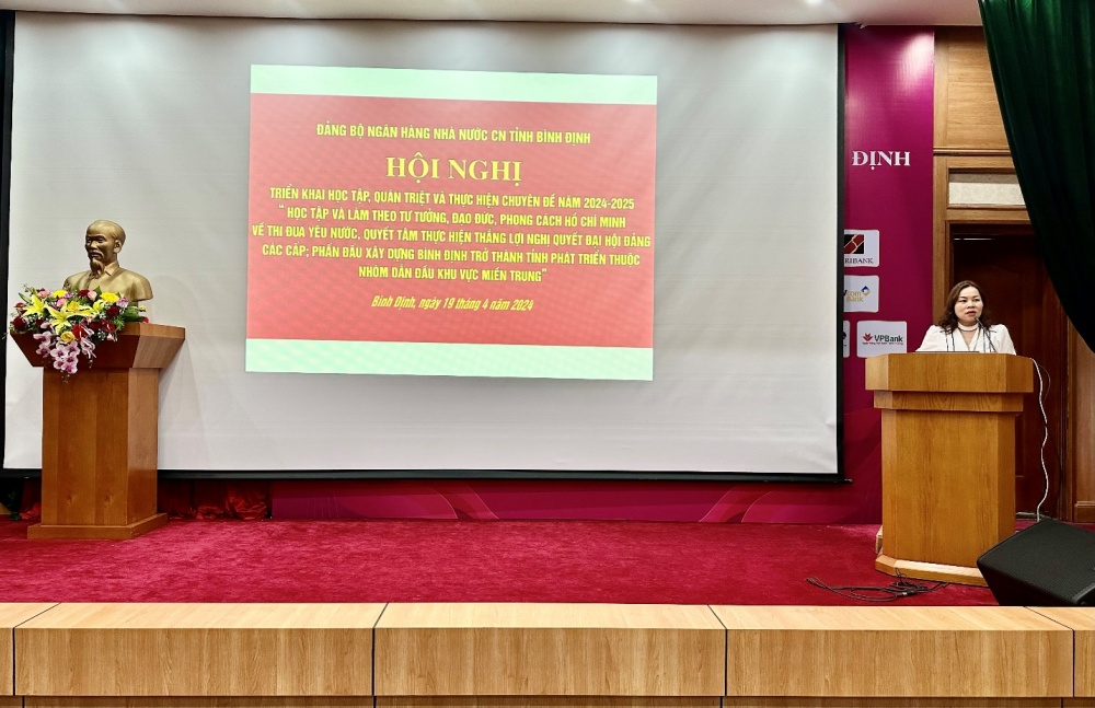 Đồng chí Nguyễn Đỗ Thị Lộc – Đảng ủy viên - Phó Giám đốc Ngân hàng Nhà nước chi nhánh tỉnh Bình Định triển khai học tập Chuyên đề năm 2024 - 2025 của Đảng bộ tỉnh