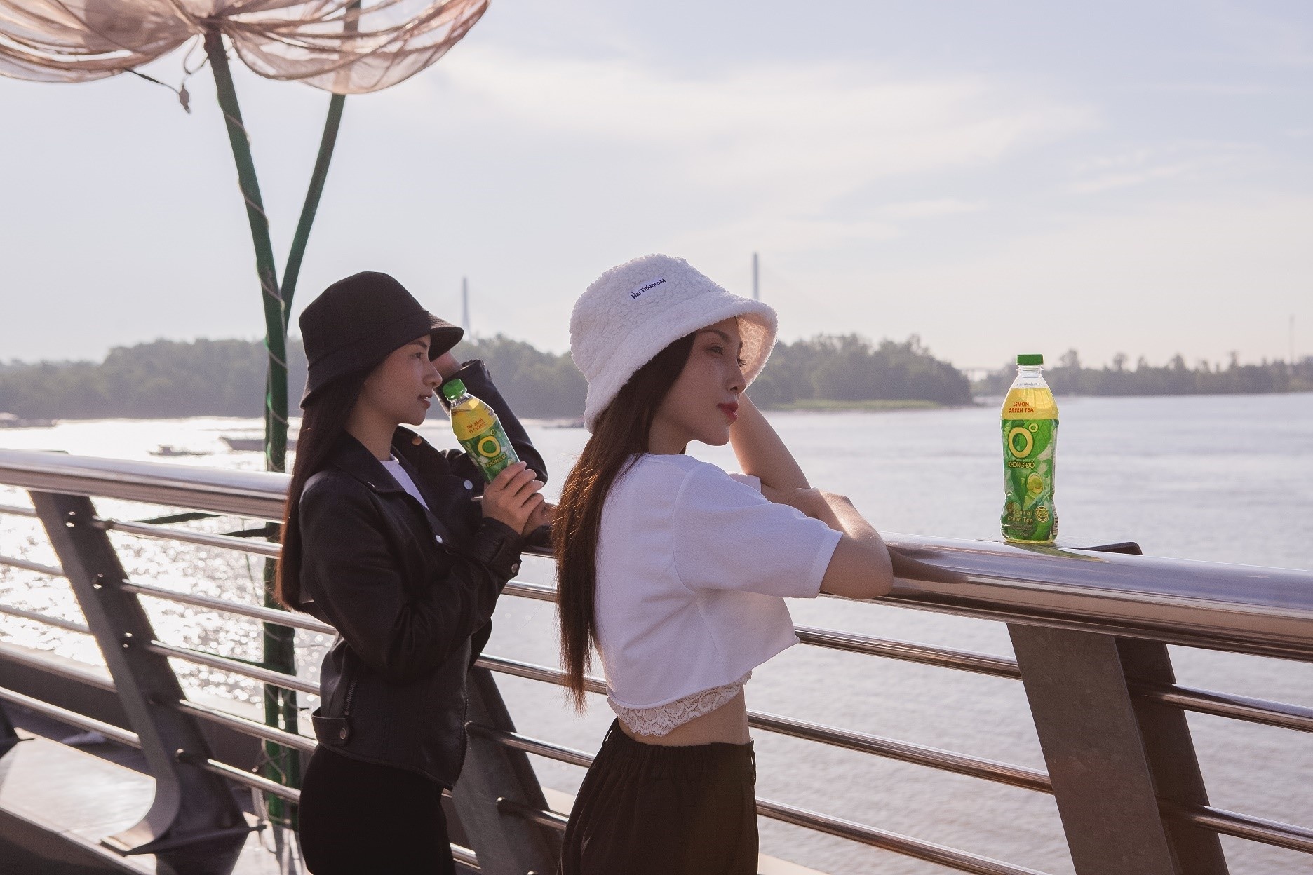 Trải nghiệm không gian sông nước và thưởng thức Trà Xanh Không Độ để giải nhiệt cuộc sống. Trải nghiệm không gian sông nước và thưởng thức Trà Xanh Không Độ để giải nhiệt cuộc sống.