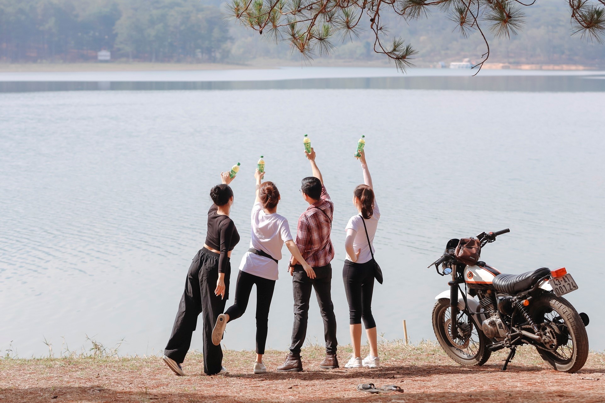 Làm việc hết sức, chơi hết mình và luôn biết cách xua tan căng thẳng mệt mỏi, bằng những sản phẩm tốt cho sức khỏe như Trà Xanh Không Độ là cách người trẻ giải nhiệt cuộc sống hiện nay. Làm việc hết sức, chơi hết mình và luôn biết cách xua tan căng thẳng mệt mỏi, bằng những sản phẩm tốt cho sức khỏe như Trà Xanh Không Độ là cách người trẻ giải nhiệt cuộc sống hiện nay.