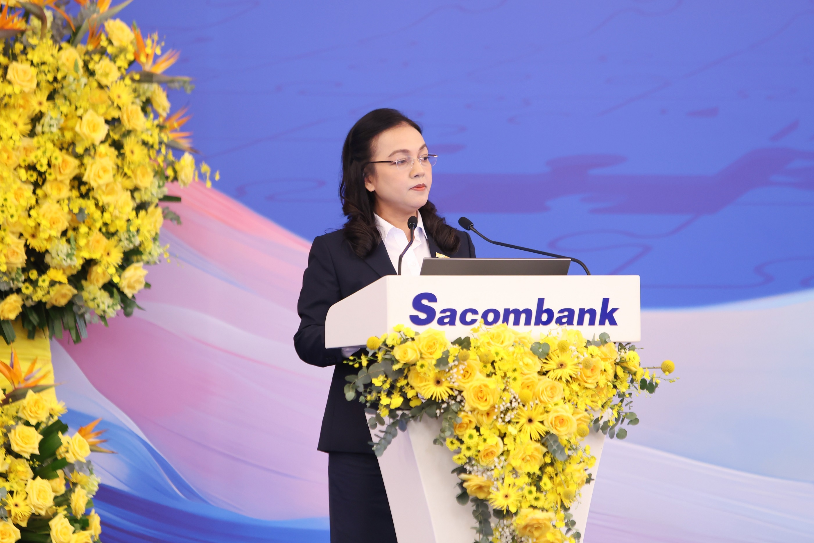 Bà Nguyễn Đức Thạch Diễm - Phó Chủ tịch Thường trực kiêm Tổng giám Đốc Sacombank phát biểu tại Đại hội. Bà Nguyễn Đức Thạch Diễm - Phó Chủ tịch Thường trực kiêm Tổng giám Đốc Sacombank phát biểu tại Đại hội.