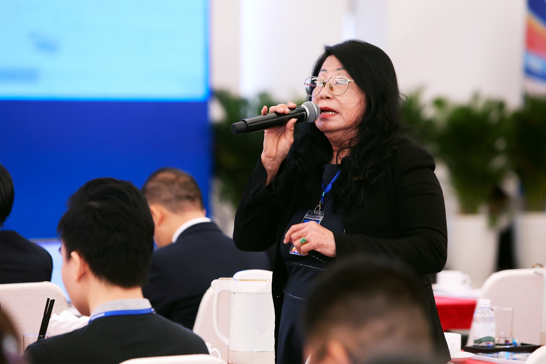 Cổ đông Sacombank phát biểu ý kiến. Cổ đông Sacombank phát biểu ý kiến.