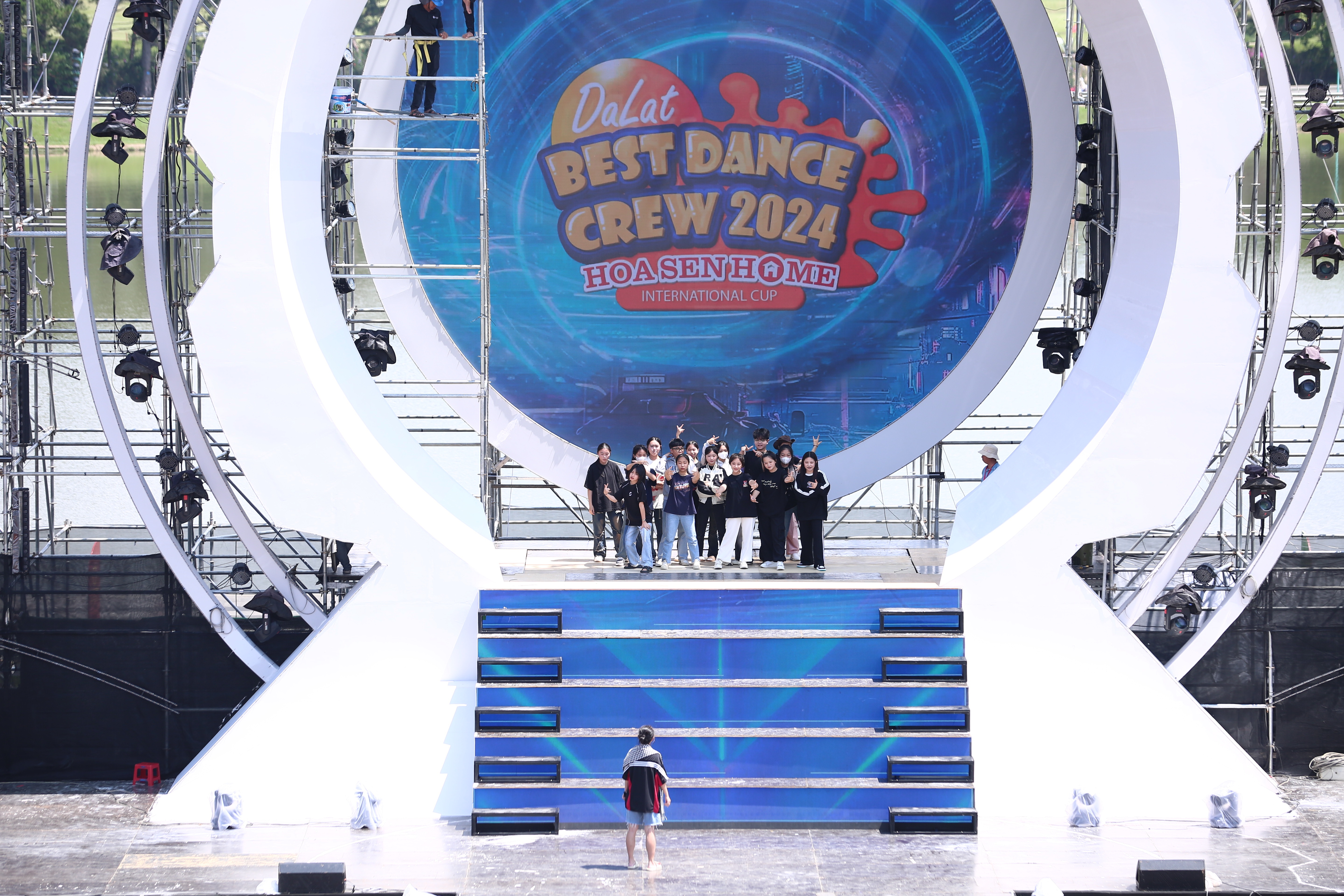 Sân khấu “Dalat Best Dance Crew 2024 – Hoa Sen Home International Cup” được đầu tư hệ thông sàn nâng hiện đại và hoành tráng chưa từng có Sân khấu “Dalat Best Dance Crew 2024 – Hoa Sen Home International Cup” được đầu tư hệ thông sàn nâng hiện đại và hoành tráng chưa từng có