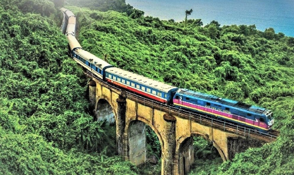 giá vé máy bay “leo thang”, cao ngất ngưởng, khiến nhiều du khách đã lựa chọn phương tiện tàu hoả để đi lại. giá vé máy bay “leo thang”, cao ngất ngưởng, khiến nhiều du khách đã lựa chọn phương tiện tàu hoả để đi lại.