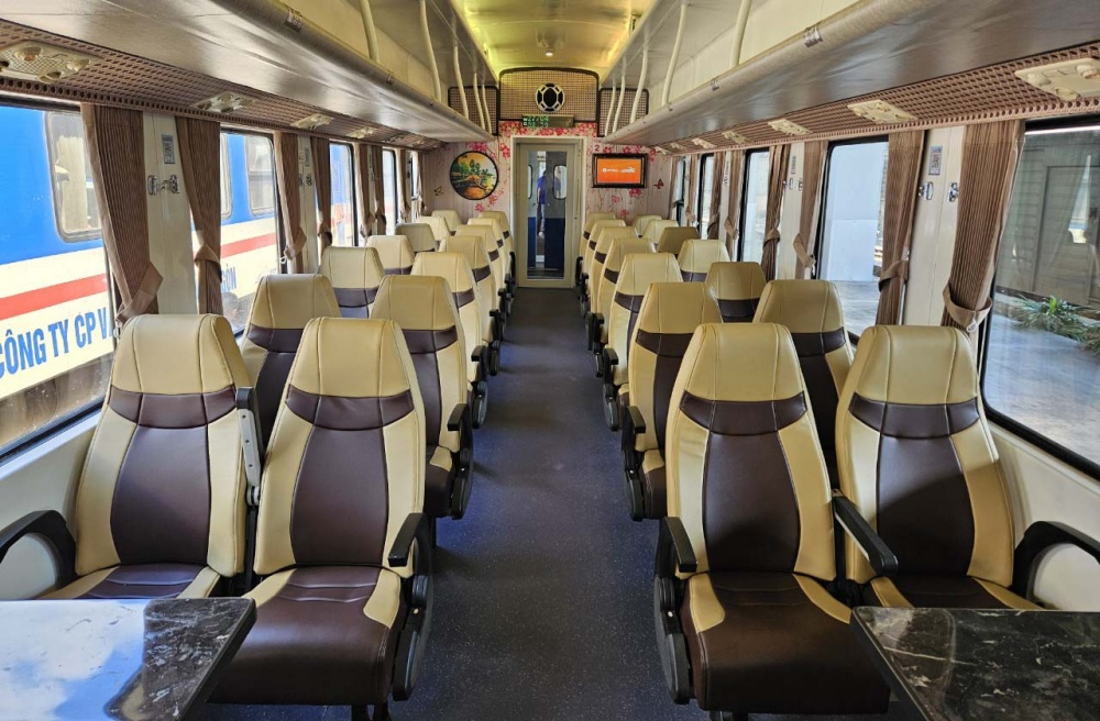 Nội thất toa xe được thay mới hoàn toàn mang đến sự hiện đại sang trọng. Nội thất toa xe được thay mới hoàn toàn mang đến sự hiện đại sang trọng.